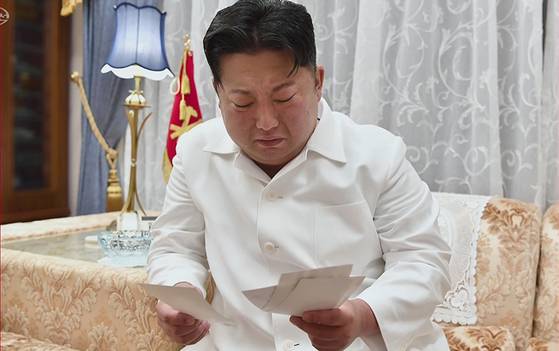 북한 조선중앙TV가 2022년 6월 방영한 현철해 국방성 총고문의 생애를 조명하는 기록영화의 한 장면. 김정은이 현철해의 사진을 보며 서럽게 울고 있다. 조선중앙TV, 연합뉴스