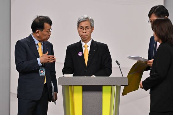 권영국 민주노동당 대선 후보가 중앙선거방송토론위원회 주관으로 18일 서울 상암동 SBS 프리즘센터 스튜디오에서 열린 제21대 대선 1차 후보자 토론회를 준비하고 있다. 국회사진기자단