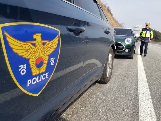 서울경찰청이 암행순찰차를 올림픽대로와 강변북로 등 주요 자동차 도로에 투입하고 있다. 사진은 강원지방경찰청의 단속 모습. 박진호 기자