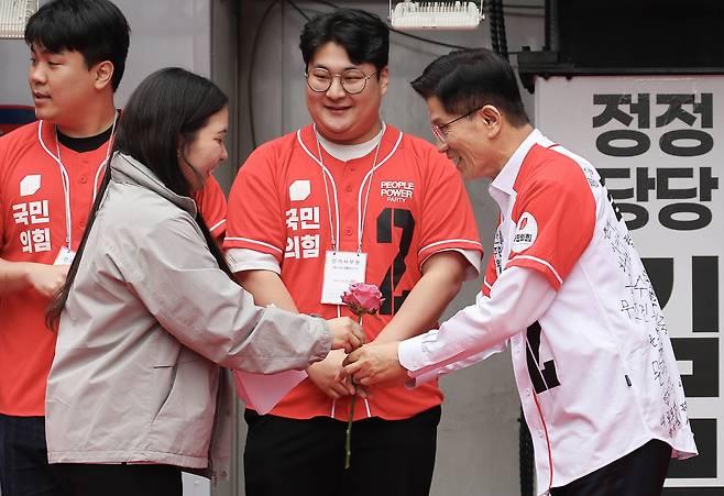 김문수 국민의힘 대선 후보가 청계광장에서 열린 “청년이 바라는 대한민국“ 정책공약에서 한 청년으로부터 장미꽃을 선물받고 있다. 임현동 기자