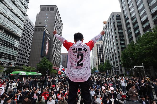 김문수 후보가 응원 문구가 쓰여진 유세옷을 입고 인사하고 있다. 임현동 기자