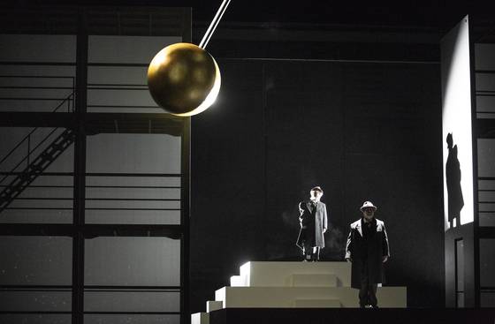 18일 함부르크 국립 오페라 극장에서 초연된 진은숙의 '달의 어두운 면' 중 한 장면. 사진 함부르크 국립 오페라 극장