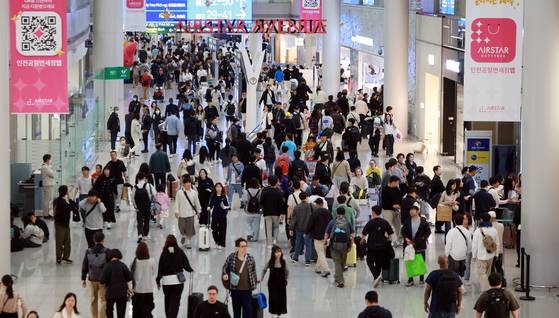 황금 연휴가 시작된 지난 1일 인천국제공항 제1여객터미널 면세구역이 여행객들로 붐비고 있다. 뉴스1