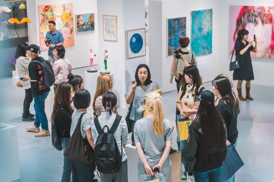 성신여대 미술대학 60주년을 맞아 동문작가 400여명이 참여한 대규모 동문전 ‘SAAF’ 개막을 축하하는 미술대학 동문들과 관람객