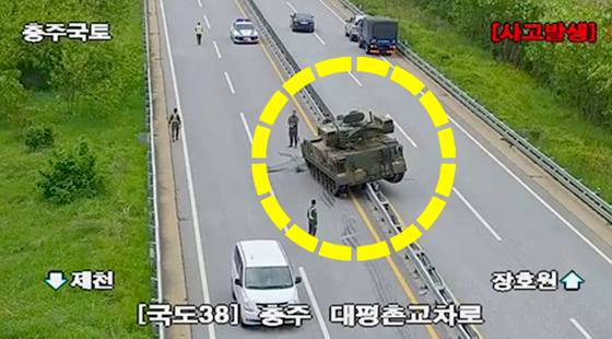 19일 낮 12시 30분쯤 충북 충주시 앙성면의 한 왕복 4차로 국도에서 육군 모 부대 장갑차가 중앙분리대 위에 올라타는 사고가 발생했다. 사진 독자, 연합뉴스