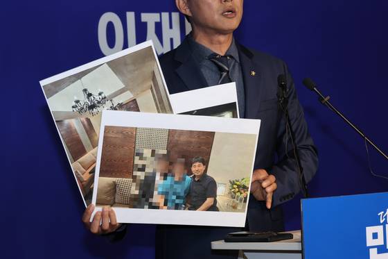 노종면 더불어민주당 선거대책위 대변인이 19일 오후 서울 여의도 더불어민주당사에서 기자회견을 열고 지귀연 서울중앙지법 부장판사 룸살롱 출입 증거 사진을 공개하고 있다. 뉴스1