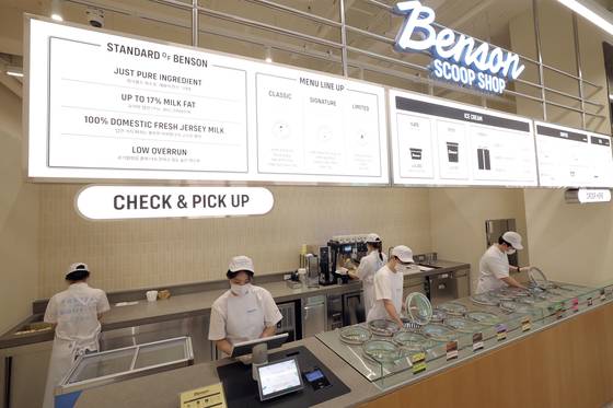 19일 서울 강남구 신사동 프리미엄 아이스크림 브랜드 '벤슨'의 플래그십 스토어 1호점 '벤슨 크리머리 서울' 1층 스쿱샵에서 직원들이 오픈 준비를 하고 있다. 뉴스1