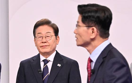김문수 국민의힘 대선후보(오른쪽)가 지난 18일 서울 마포구 SBS프리즘타워에서 열린 중앙선거방송토론위원회 주관 제21대 대통령선거 후보자토론회에 참석하고 있다. 왼쪽은 이재명 더불어민주당 대선후보. 국회사진기자단 20250518