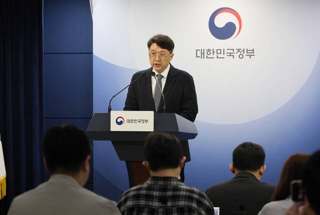 ▲ 최우혁 과학기술정보통신부 정보보호네트워크정책관이 19일 서울 종로구 정부서울청사에서 SKT 침해사고 관련 민관합동 조사결과 2차 발표 브리핑을 하고 있다. 2025.5.19 연합뉴스