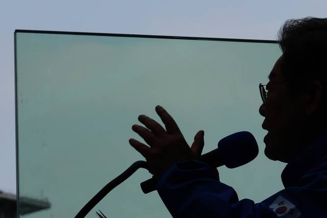 ▲ 더불어민주당 이재명 대선 후보가 19일 서울 용산역광장에서 열린 집중유세에서 방탄유리가 설치된 유세차에 올라 지지를 호소하고 있다. 연합뉴스