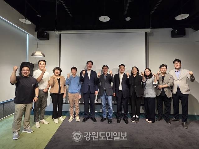 ▲ 원강수 원주시장, 한종현 원주의료기기산업진흥원(구 원주의료기기테크노밸리) 원장 등으로 구성된 원주시 방문단이 20일 대만 타이베이이 위치한 아이스테이징을 찾아 조니 리 아이스테이징 CEO와 환담을 갖고 양측 간 기술 교류 등 협력 방안을 논의했다. 권혜민