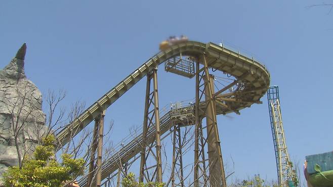 놀이공원 측은 보트 간 간격을 유지하는 ‘센서’가 빗방울 탓에 오작동했다고 설명한 가운데, 현재는 정상 운행 중입니다.
