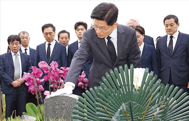 < ‘수감 선배’ 참배한 김문수 > 김문수 국민의힘 대통령 후보(가운데)가 17일 광주 국립5·18민주묘지를 찾아 박관현 열사 묘역을 참배하고 있다.  뉴스1