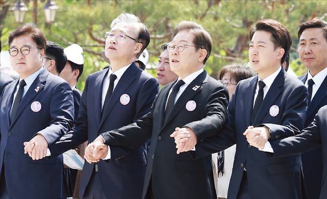 < 5·18 기념식 참석 > 이재명 더불어민주당 대선 후보(왼쪽 세 번째)가 18일 광주 국립5·18민주묘지에서 열린 5·18 민주화운동 45주년 기념식에 참석했다.﻿ 왼쪽부터 우원식 국회의장, 김형두 헌법재판소장 권한대행, 이 후보, 이준석 개혁신당 대선 후보.   김범준 기자