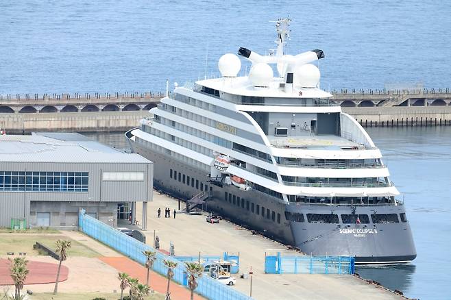 세계적인 초호화 탐험 크루즈 '시닉 이클립스 Ⅱ(SCENIC ECLIPSE Ⅱ·2만2천t)'호가 25일 오전 제주항에 입항해 승객 하선을 준비하고 있다. 사진=연합뉴스