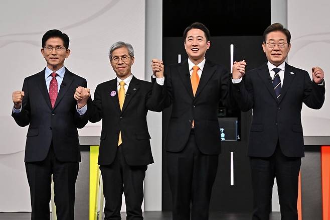 더불어민주당 이재명(오른쪽부터)·개혁신당 이준석·민주노동당 권영국·국민의힘 김문수 대선후보가 18일 서울 마포구 상암동 SBS 프리즘센터 스튜디오에서 열린 제21대 대선 1차 후보자 토론회 시작에 앞서 기념촬영을 하고 있다. 사진=연합뉴스