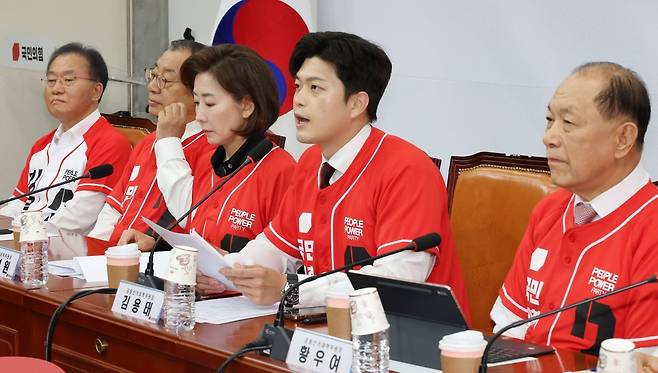 김용태 국민의힘 비상대책위원장(왼쪽 네번째)이 19일 국회에서 열린 중앙선거대책위원회 회의에서 발언하고 있다. / 사진=연합뉴스