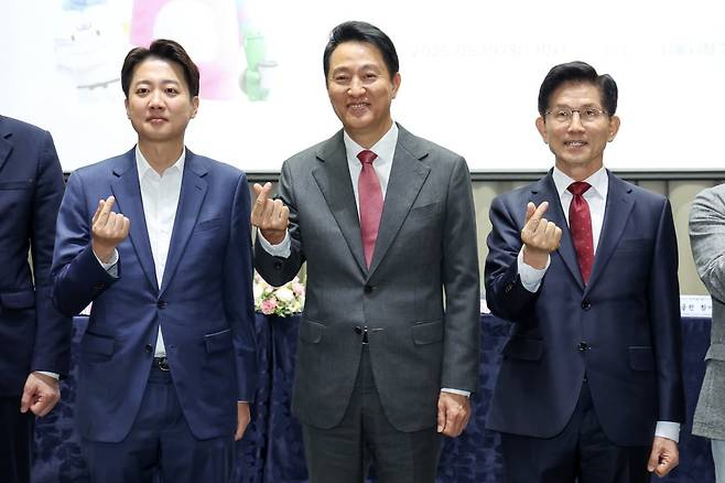 이준석 개혁신당 대통령 후보(왼쪽부터)와 오세훈 서울시장, 김문수 국민의힘 대통령 후보가 19일 오전 서울 중구 서울시청에서 열린 '약자와 동행하는 서울 토론회'에 참석해 기념촬영을 하고 있다. /뉴스1