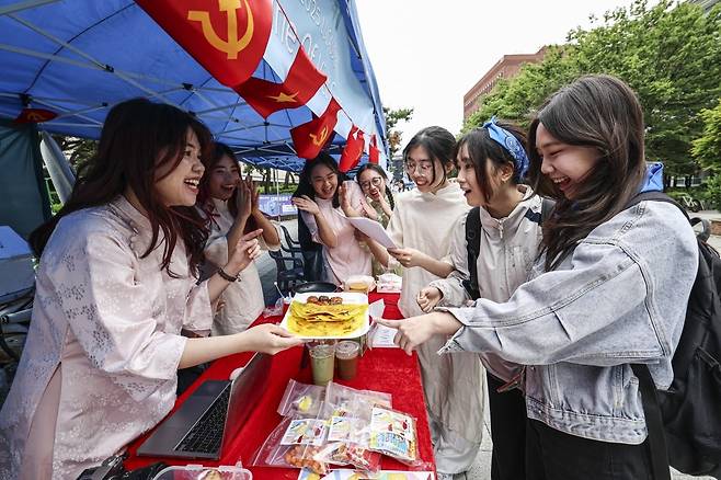 19일 서울 동작구 중앙대학교 캠퍼스에서 열린 봄축제 '청람'에서 학생들이 베트남 음식을 살펴보고 있다.