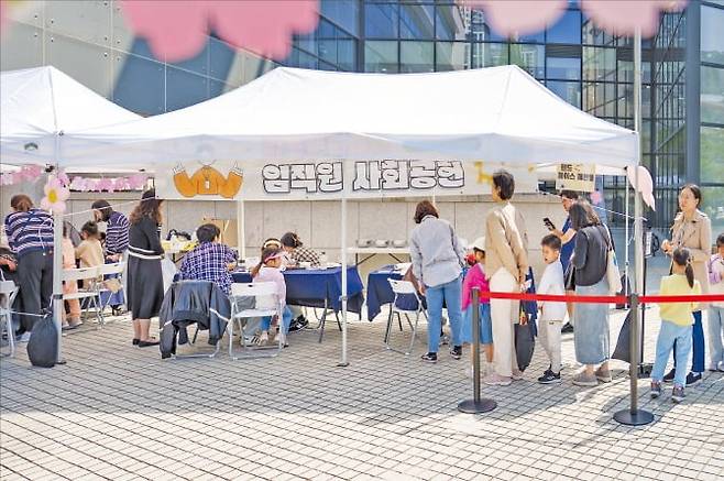 마포문화재단 임직원들이 서울 대흥동 마포아트센터 광장에서 주민들과 함께 예술 공예 프로그램을 진행하고 있다. /마포문화재단 제공