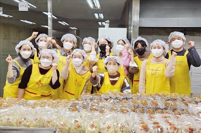한국환경산업기술원 직원들이 올해 초 서울 은평구에 위치한 대한적십자사 서울지사에서 홀몸 어르신, 다문화가족 등 취약계층에게 기부할 빵을 만드는 봉사활동을 하고 있다. /환경산업기술원 제공