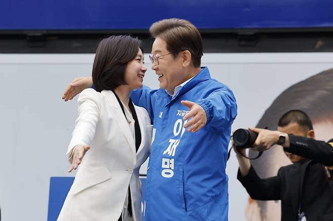 이재명 더불어민주당 대통령 후보와 민주당 합류 가능성이 거론되는 허은아 전 개혁신당 대표가 19일 오후 유세를 위해 서울 영등포구 타임스퀘어를 찾아 유권자들을 향해 지지를 호소한 뒤 포옹하고 있다. / 사진=뉴스1