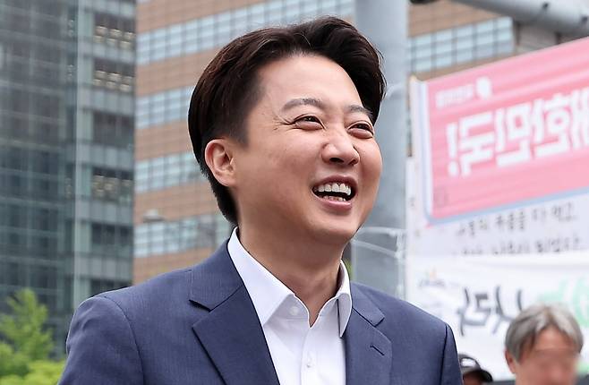 이준석 개혁신당 대통령 후보가 19일 오전 서울 종로구 광화문광장 이순신 동상 앞에서 기자회견을 마친 후 웃음짓고 있다. / 사진=뉴스1