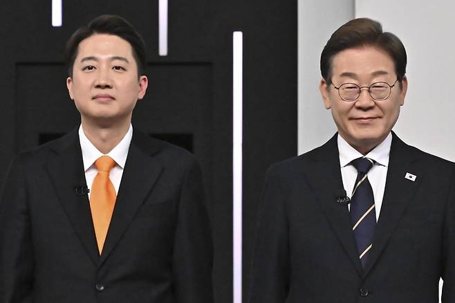 이준석 개혁신당 대선 후보(왼쪽)와 이재명 더불어민주당 후보가 지난 18일 서울 상암동 SBS 프리즘센터 스튜디오에서 열린 제21대 대선 1차 후보자 토론회에서 기념 촬영을 하고 있다. 국회사진기자단
