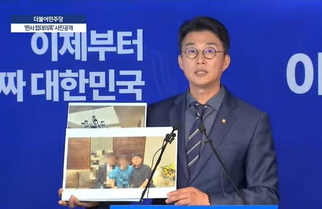 더불어민주당 노종면 선대위 대변인이 19일 서울 여의도 당사에서 "윤석열 전 대통령의 내란 혐의 사건 재판장인 지귀연 서울중앙지법 부장판사가 유흥업소에서 접대받았다"라는 의혹을 제기하며 관련 사진을 공개하고 있다.(mbc 유튜브 캡처화면)