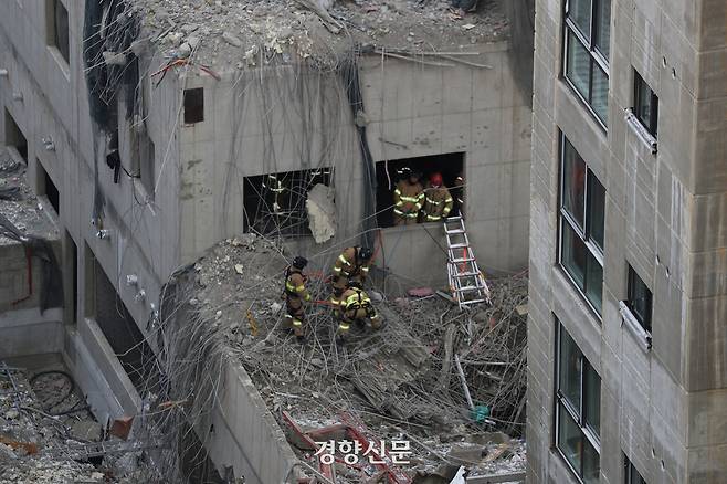 광주 서구 화정아이파크 아파트 신축 현장 붕괴사고 사흘째였던 2022년 1월13일 구조대가 실종자 수색 작업을 하고 있다. 한수빈 기자