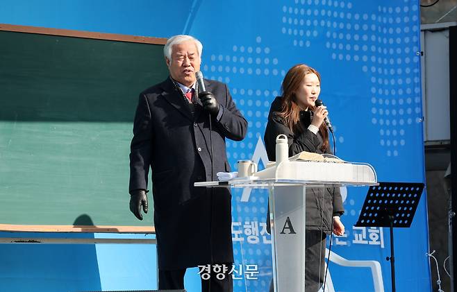 전광훈 사랑제일교회 목사가 2일 서울 종로구 세종대로에서 열린 광화문 전국 주일 연합예배에서 발언하고 있다. 정지윤 선임기자