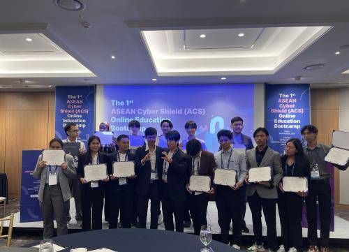 ACS 부트캠프 수료식을 진행 중인 에스에이에스(SAS) 김성현 대표와 교육생들