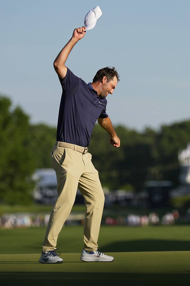 화난 게 아닙니다, 신난 겁니다 스코티 셰플러가 19일 미국 노스캐롤라이나주 샬럿의 퀘일 할로 클럽에서 열린 PGA 챔피언십 최종라운드에서 마지막 퍼트를 넣은 뒤 모자를 벗어 그린에 집어던지며 세리머니를 하고 있다. 샬럿 | AP연합뉴스