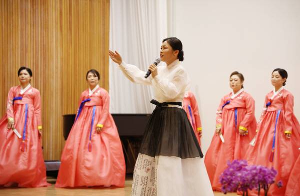 17일 부산자유회관 대강당에서 열린 사단법인 소리 창단식 국악합창단 공연에서 정자경 이사장이 창을 하고 있다.
