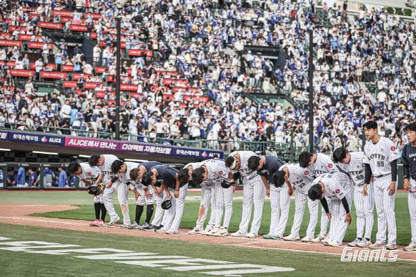지난 18일 부산 사직구장에서 열린 삼성과 3연전 마지막 경기를 마친 뒤 롯데 자이언츠 선수들이 팬에게 인사를 하고 있다. 롯데 자이언츠 제공