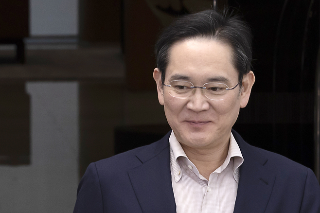 Samsung Electronics Chair Lee Jae-yong returns from a business trip to Japan, arriving at Seoul Gimpo Business Aviation Center in Gangseo-gu, Seoul, April 9. (Yonhap)