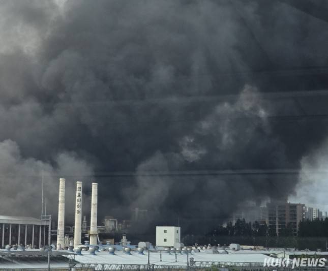 17일 광주광역시 광산구 소촌동에 위치한 금호타이어 공장에서 불이 나 검은 연기가 인근을 뒤덮고 있다. 임현범 기자