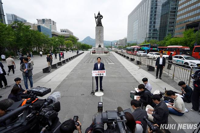 이준석 개혁신당 대선 후보가 19일 서울 종로구 광화문광장에서 열린 기자회견에서 취재진의 질의에 답하고 있다.