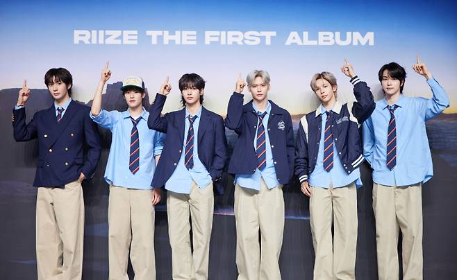 그룹 라이즈 앤톤, 소희, 원빈, 은석, 쇼타로, 성찬(왼쪽부터)이 19일 오전 서울 한남동 블루스퀘어 SOL트래블홀에서 열린 정규 1집 ‘오디세이’(ODYSSEY) 쇼케이스에서 포즈를 취하고 있다. SM엔터테인먼트 제공