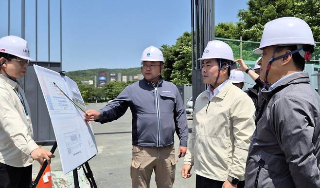 김학홍 행정부지사가 19일 &nbsp;APEC 정상회의 주요 인프라 조성 현장을 찾아 진행 상황을 점검하고 있다. 경북도 제공.