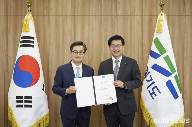 김동연(왼쪽) 경기도지사가 19일 도청에서 신임 행정2부지사에 김대순 전 안산부시장을 임명한 뒤 기념사진을 찍었다.&nbsp; 경기도 제공