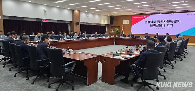 충남도는 19일 도청 대회의실에서 ‘제8기 충청남도 정책자문위원회 2025년 상반기 농축산분과 회의’를 열고, 농축산 정책 방향과 주요 현안을 논의했다.&nbsp;