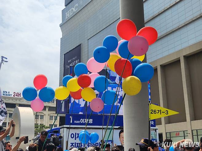19일 오후 서울 용산구 용산역 광장에 이재명 더불어민주당 대선 후보를 응원하기 위해 띄운 풍선이 있다. 권혜진 기자