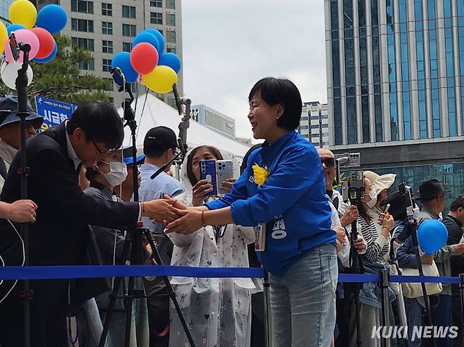 19일 오후 서울 용산구 용산역 광장에 이재명 더불어민주당 대선 후보의 유세 지원에 나선 전현희 민주당 의원. 권혜진 기자
