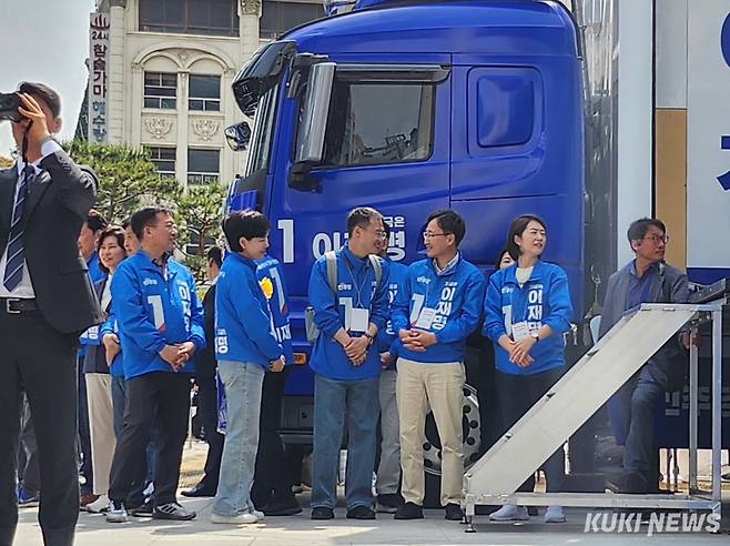 19일 오후 서울 용산구 용산역 광장에 이재명 더불어민주당 대선 후보의 유세 지원에 나선 민주당 의원들. 권혜진 기자