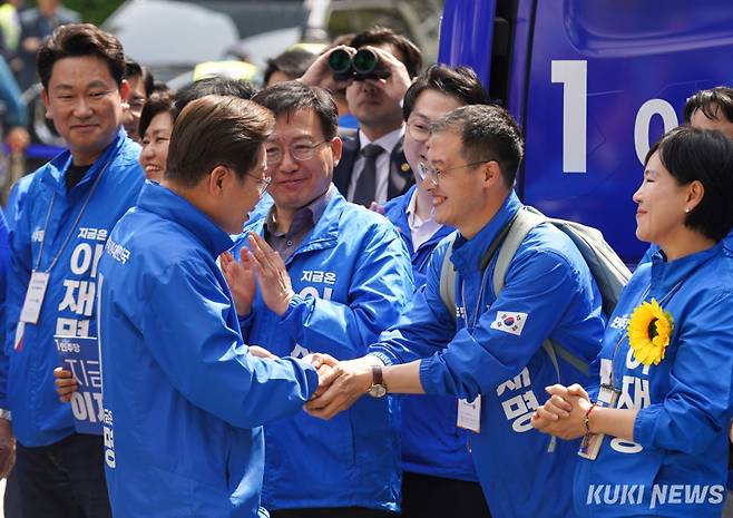 이재명 더불어민주당 대선 후보가 19일 서울 용산역 광장에서 열린 집중 유세에 참석한 김상욱 민주당 의원과 악수하고 있다. 유희태 기자