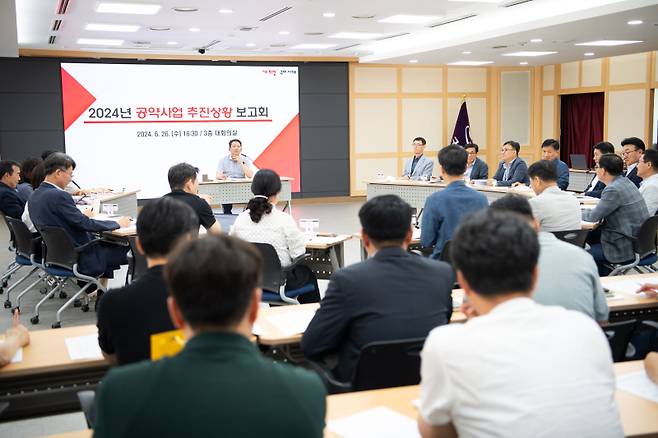 구미시가 ‘2025년 민선8기 전국 기초단체장 공약 이행 평가’에서 SA 등급을 획득하며, 2023년에 이어 공약 이행 최우수 지자체로 선정됐다. 사진은 2024년 공약사업 추진상황 보고회 모습. 구미시청 제공