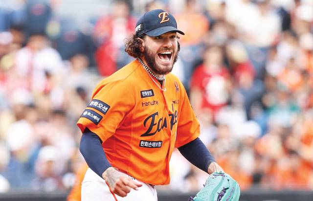 한화 이글스 코디 폰세가 17일 대전 한화생명볼파크에서 열린 SSG 랜더스와 더블헤더 1차전에서 역투하고 있다. 폰세는 이날 8이닝 무실점에 정규이닝 한 경기 최다 탈삼진 신기록인 18탈삼진을 기록했다. 연합뉴스