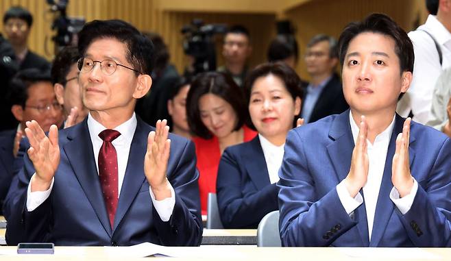 김문수 국민의힘 대선 후보와 이준석 개혁신당 대선 후보가 19일 오전 서울 중구 서울시청에서 열린 '약자와 동행하는 서울' 토론회에 참석해 박수를 치고 있다. 뉴시스