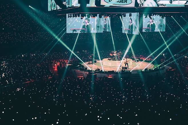 데이식스 세 번째 월드투어 '포에버 영'의 피날레 공연 사진. JYP엔터테인먼트 제공